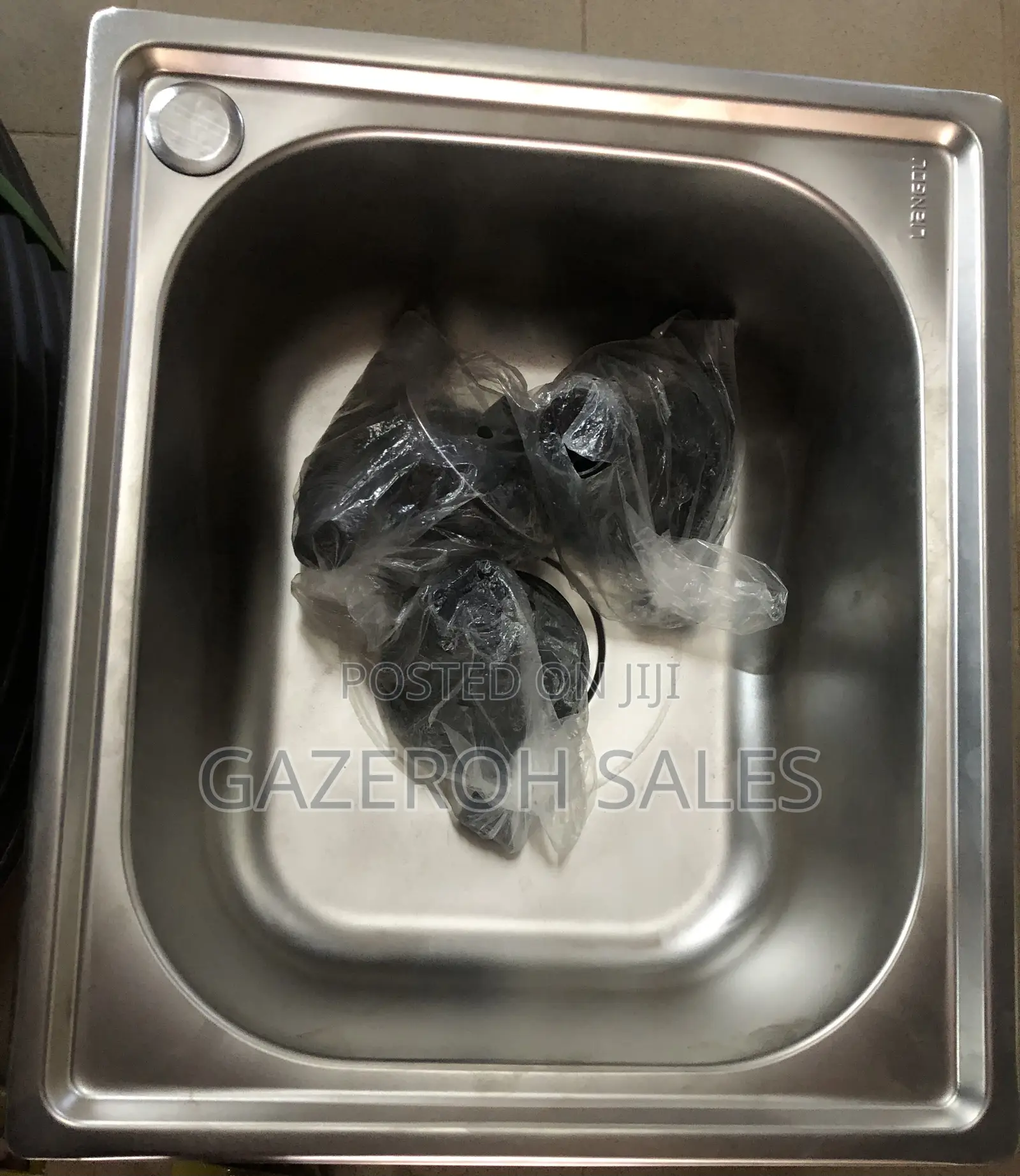 Single Kitchen Sink Without a Tray