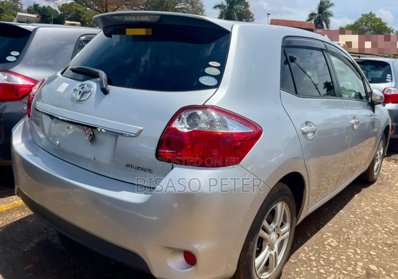 Toyota Auris 2011 Silver