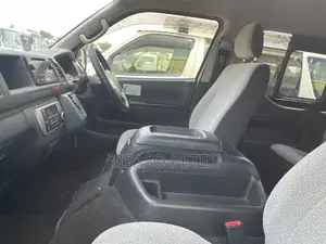 Toyota HiAce 2015 Yellow