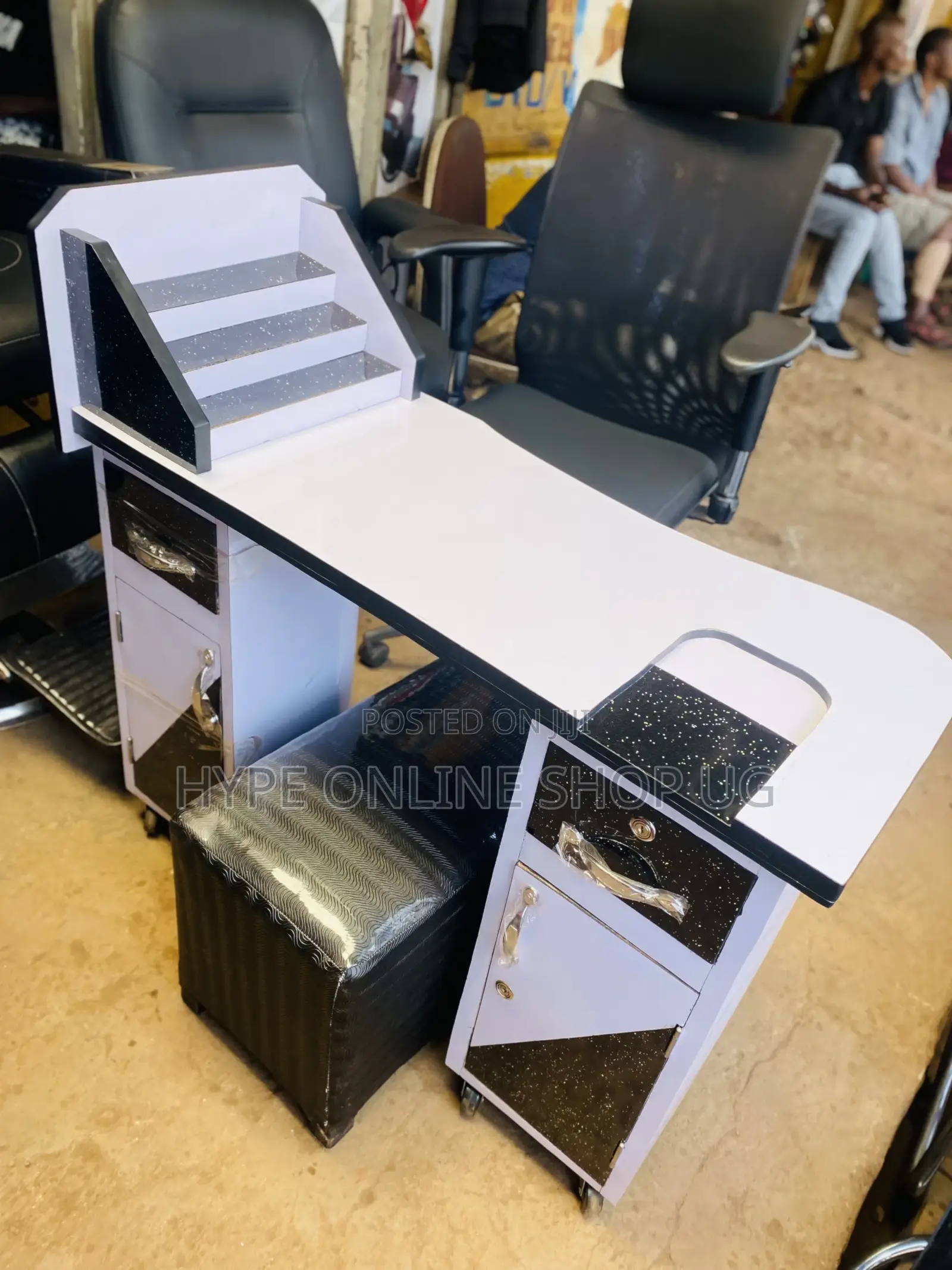 Salon Wood Cutex Table and Chair