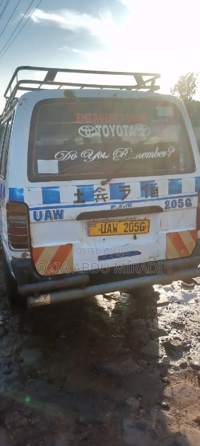 Toyota HiAce 2001 White