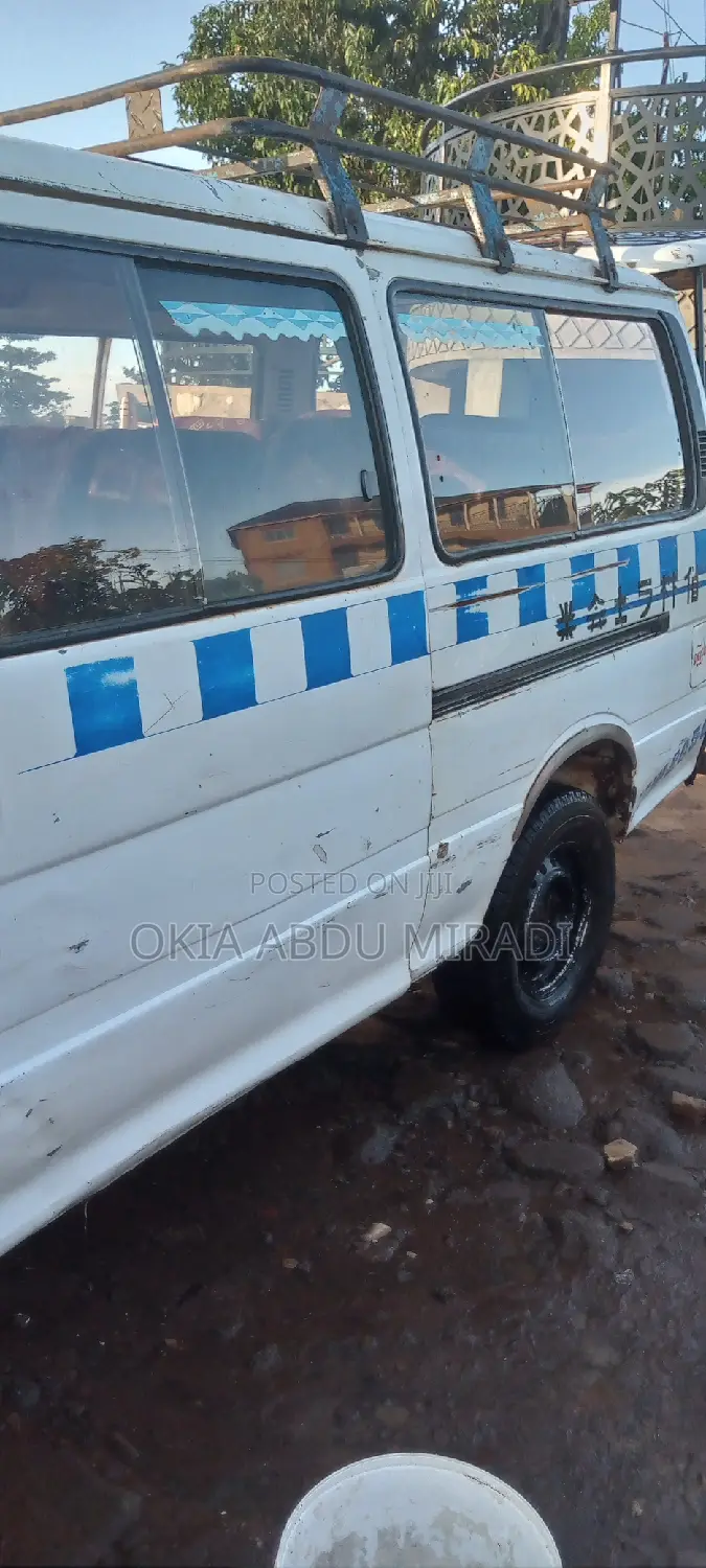 Toyota HiAce 2001 White