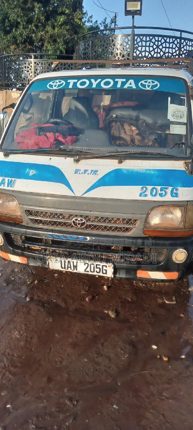 Toyota HiAce 2001 White