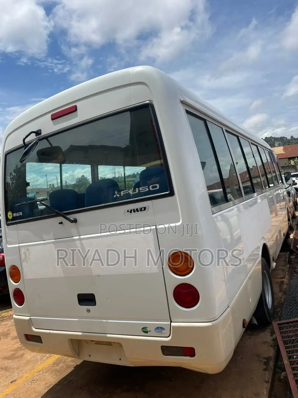 Mitsubishi Fuso Rosa 2015 White