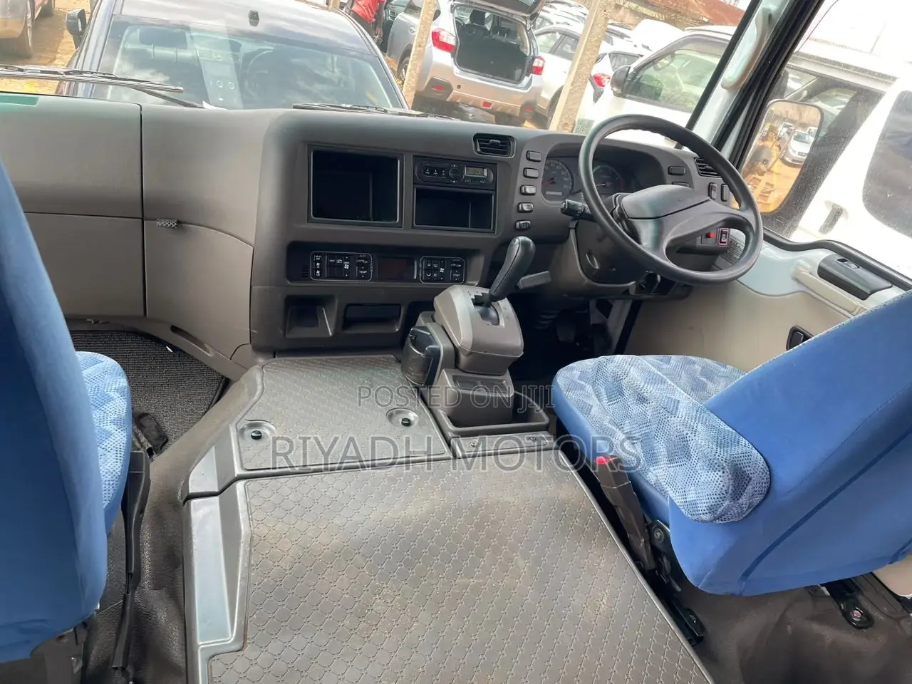 Mitsubishi Fuso Rosa 2015 White