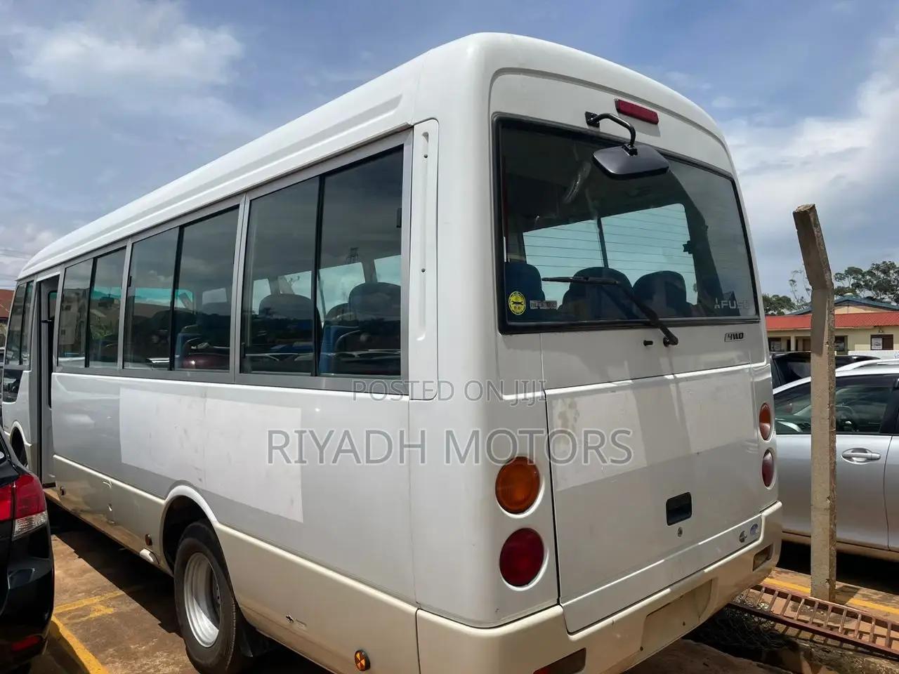 Mitsubishi Fuso Rosa 2015 White