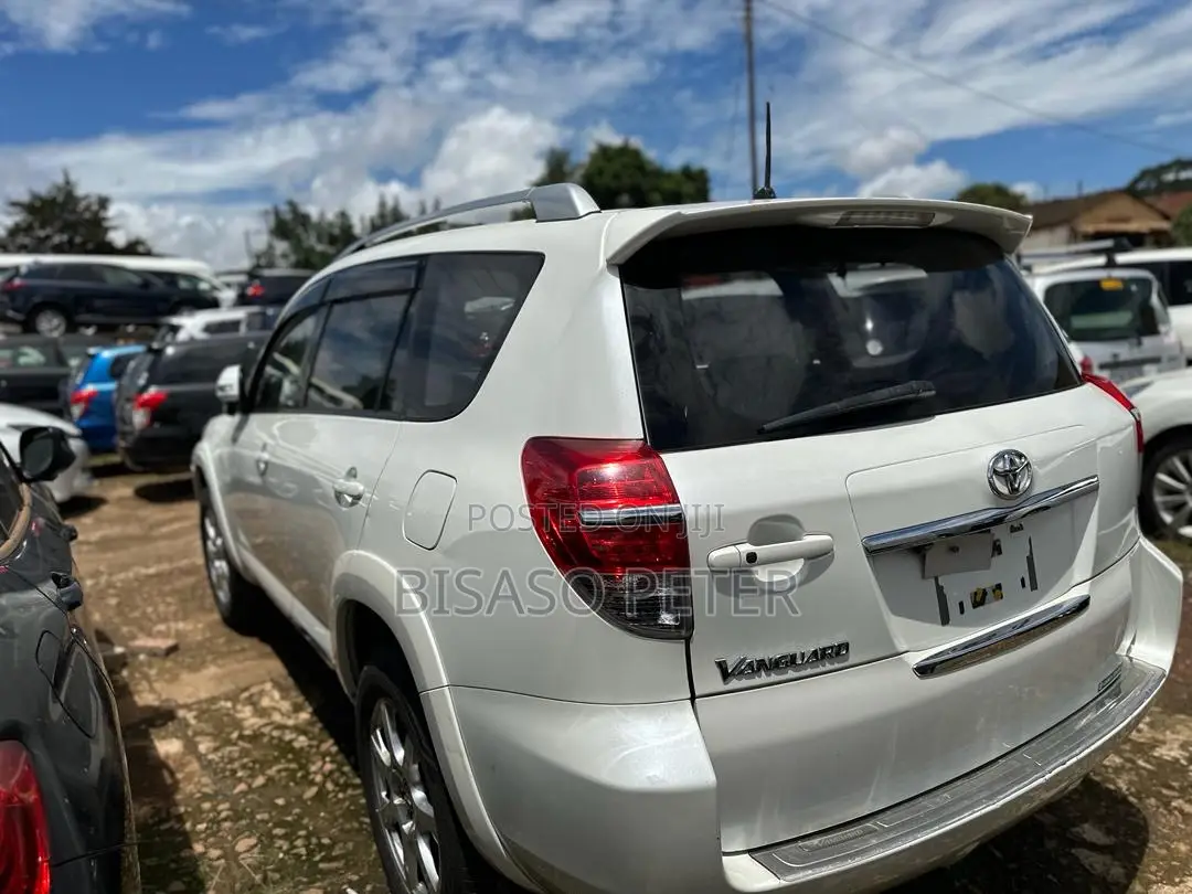 Toyota Vanguard 2011 White