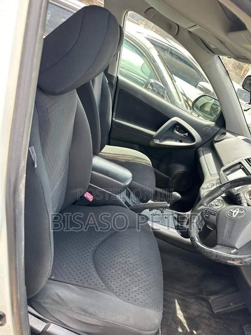 Toyota Vanguard 2011 White