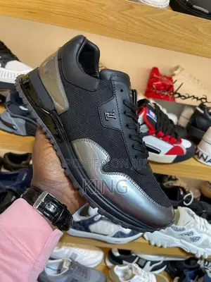 Runaway LV Snaeaker. Black