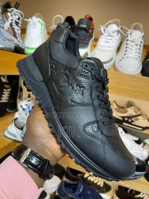 Runaway LV Snaeaker. Black