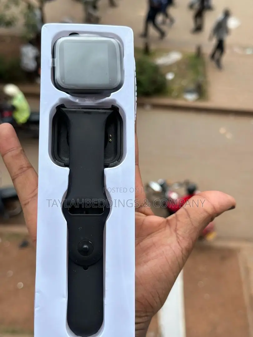 Smartwatch With Bluetooth Calling and Heart Rate Monitor