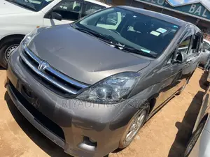 Toyota ISIS 1.8 Platana 2WD 2011 Gray