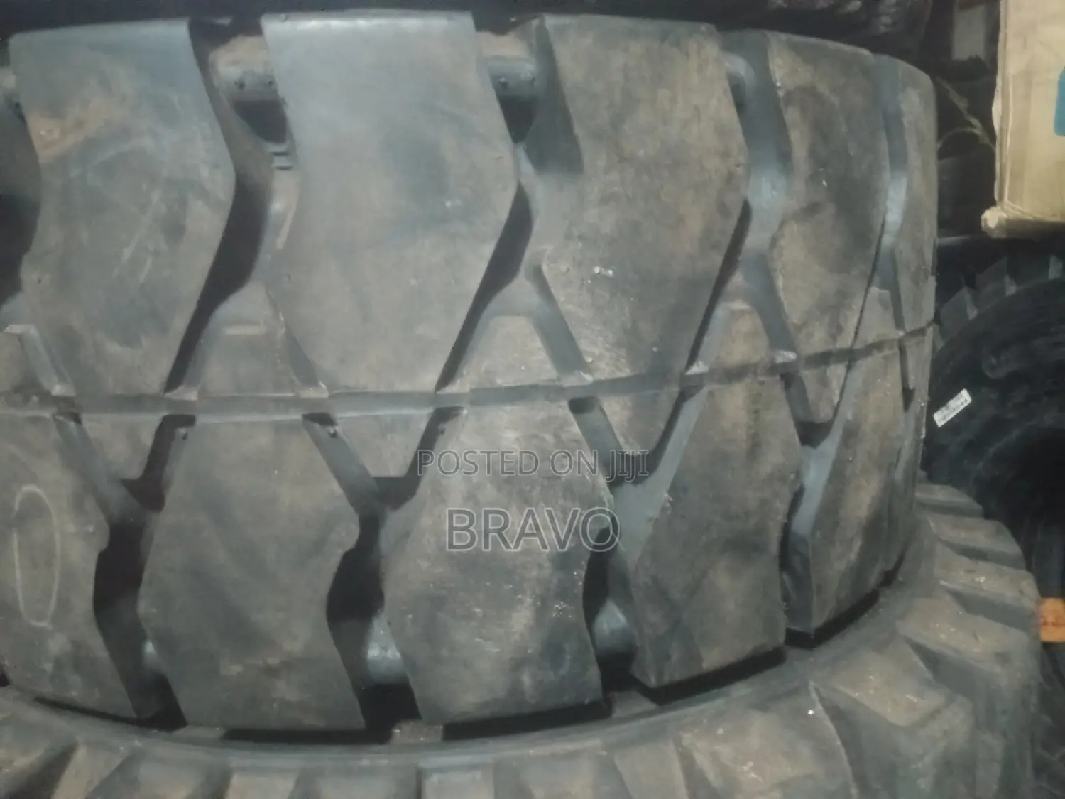 28*12.5-15 New Solid Tyres.