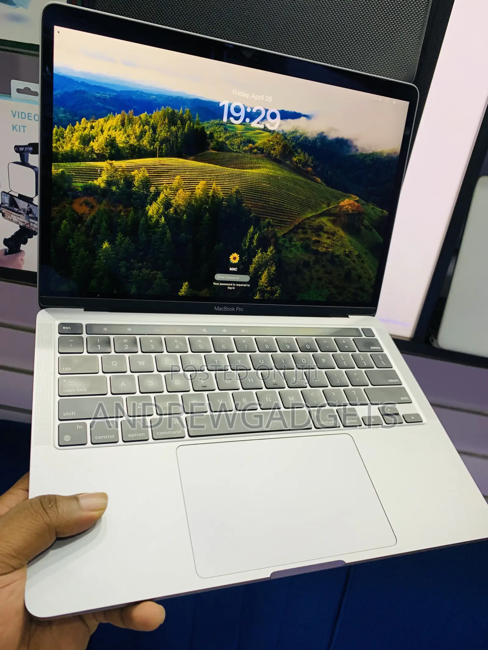 Laptop Apple MacBook Pro 2022 M2 8GB Apple M2 SSD 256GB