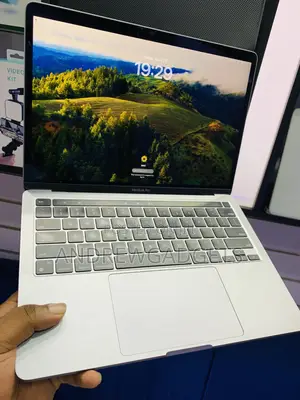 Laptop Apple MacBook Pro 2022 M2 8GB Apple M2 SSD 256GB