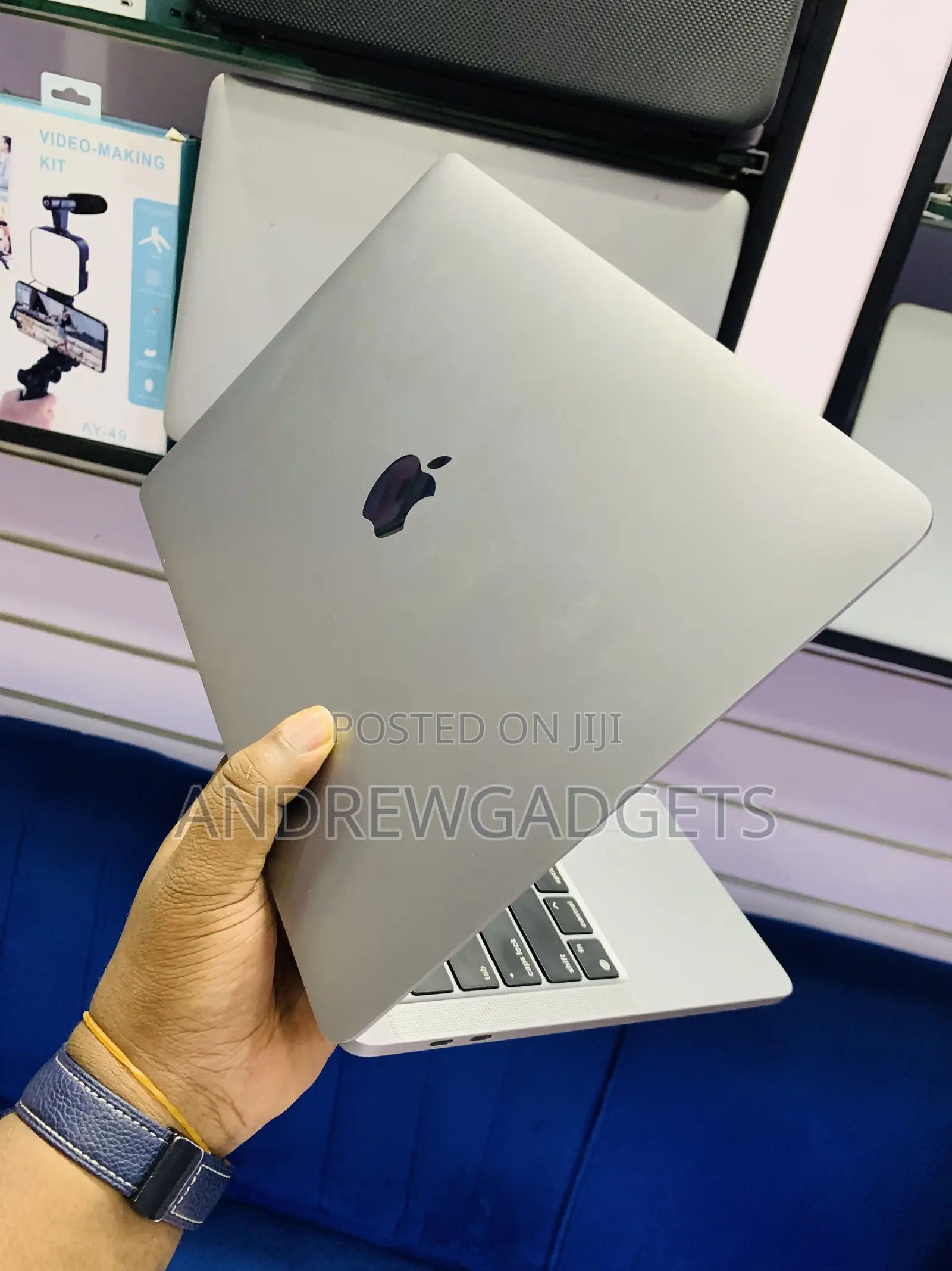 Laptop Apple MacBook Pro 2022 M2 8GB Apple M2 SSD 256GB