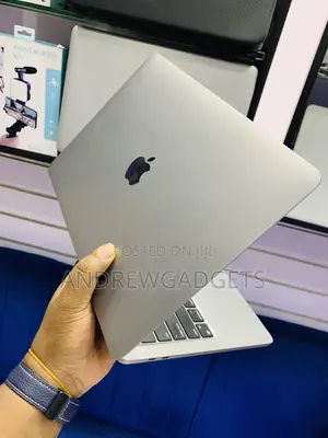 Laptop Apple MacBook Pro 2022 M2 8GB Apple M2 SSD 256GB