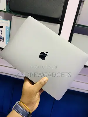 Laptop Apple MacBook Pro 2022 M2 8GB Apple M2 SSD 256GB