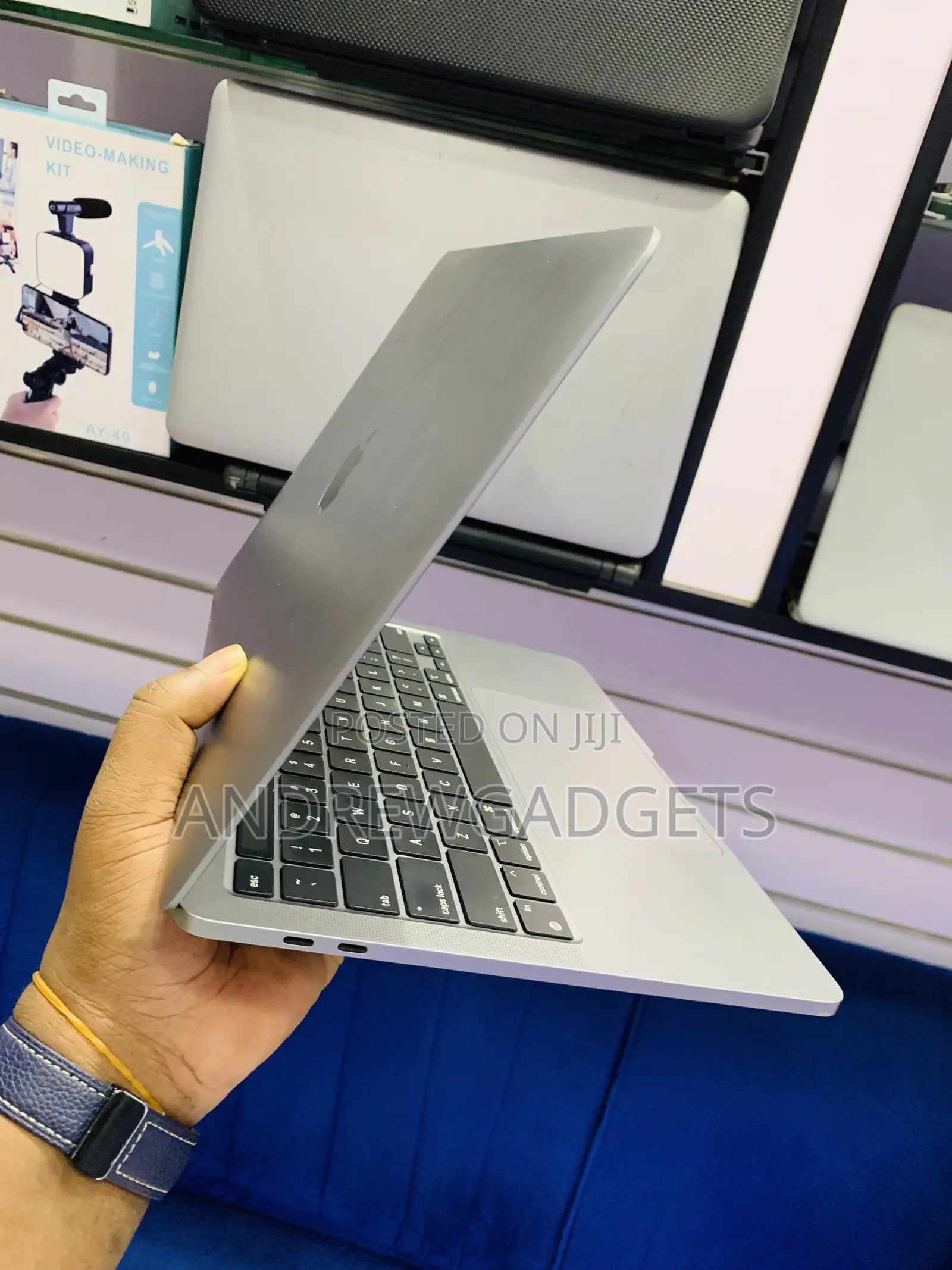 Laptop Apple MacBook Pro 2022 M2 8GB Apple M2 SSD 256GB