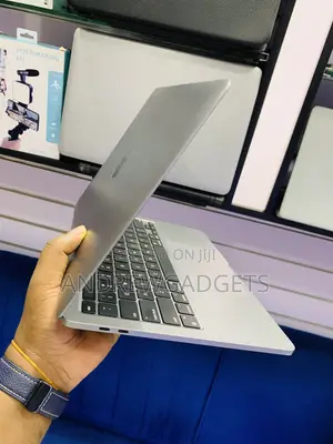 Laptop Apple MacBook Pro 2022 M2 8GB Apple M2 SSD 256GB