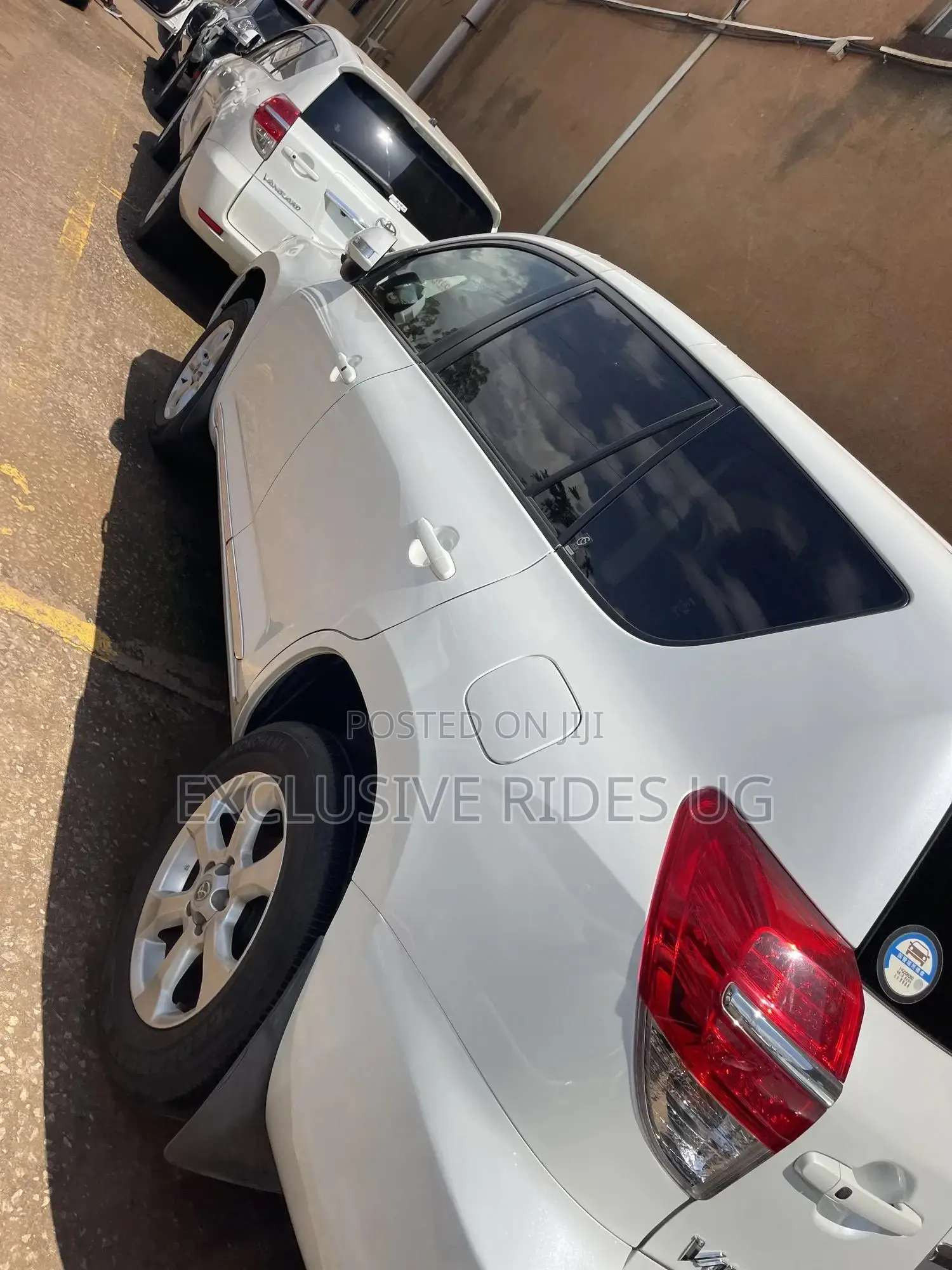 Toyota Vanguard 2012 White