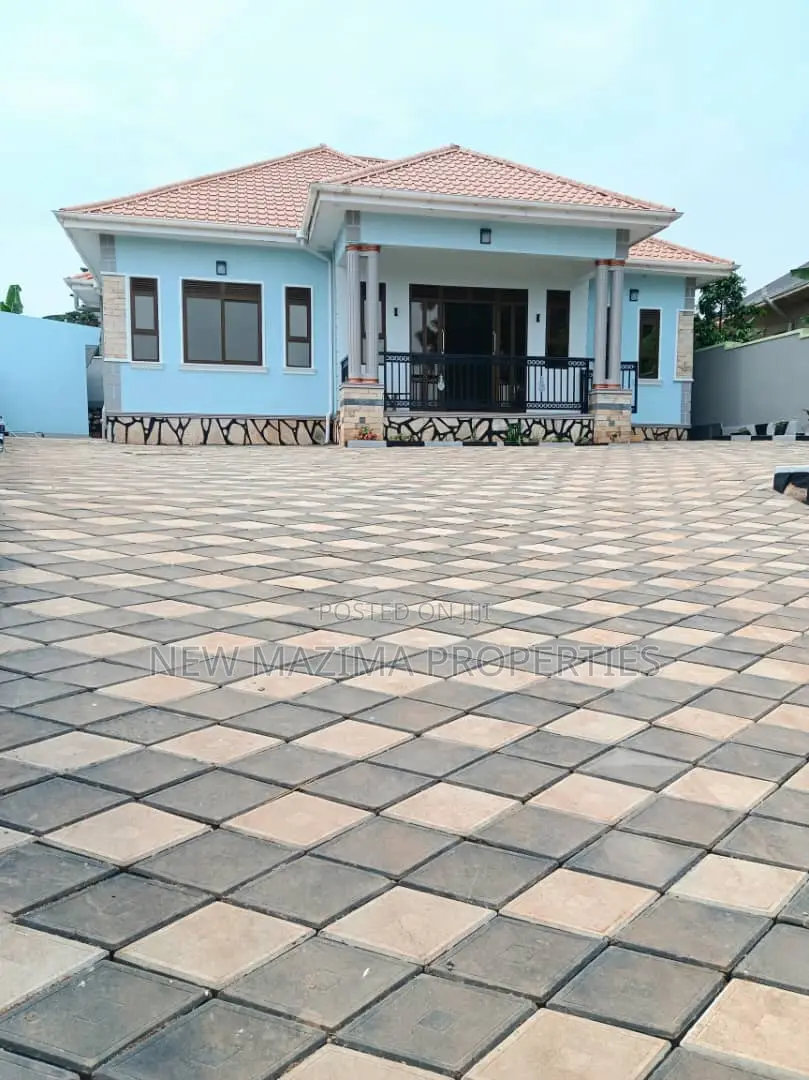 4bdrm Bungalow in Bwebajja Ntebe Rd, Division A for sale