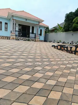 4bdrm Bungalow in Bwebajja Ntebe Rd, Division A for sale