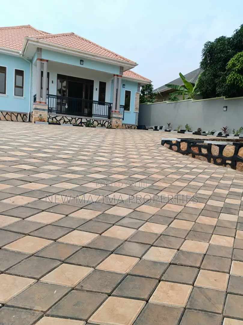 4bdrm Bungalow in Bwebajja Ntebe Rd, Division A for sale