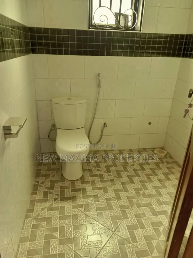 4bdrm Bungalow in Bwebajja Ntebe Rd, Division A for sale