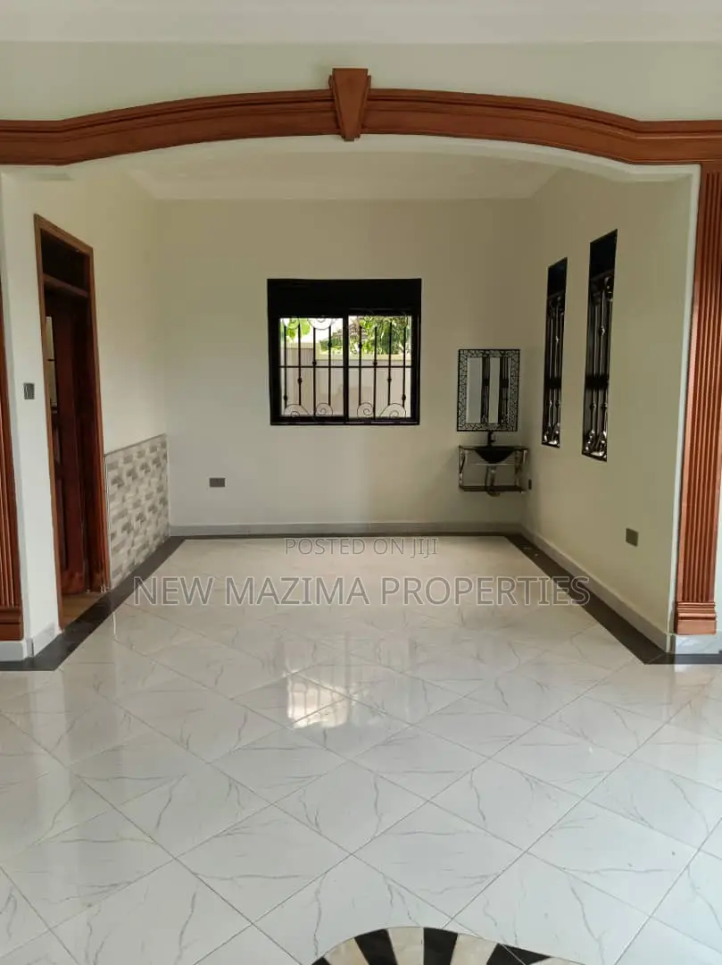 4bdrm Bungalow in Bwebajja Ntebe Rd, Division A for sale