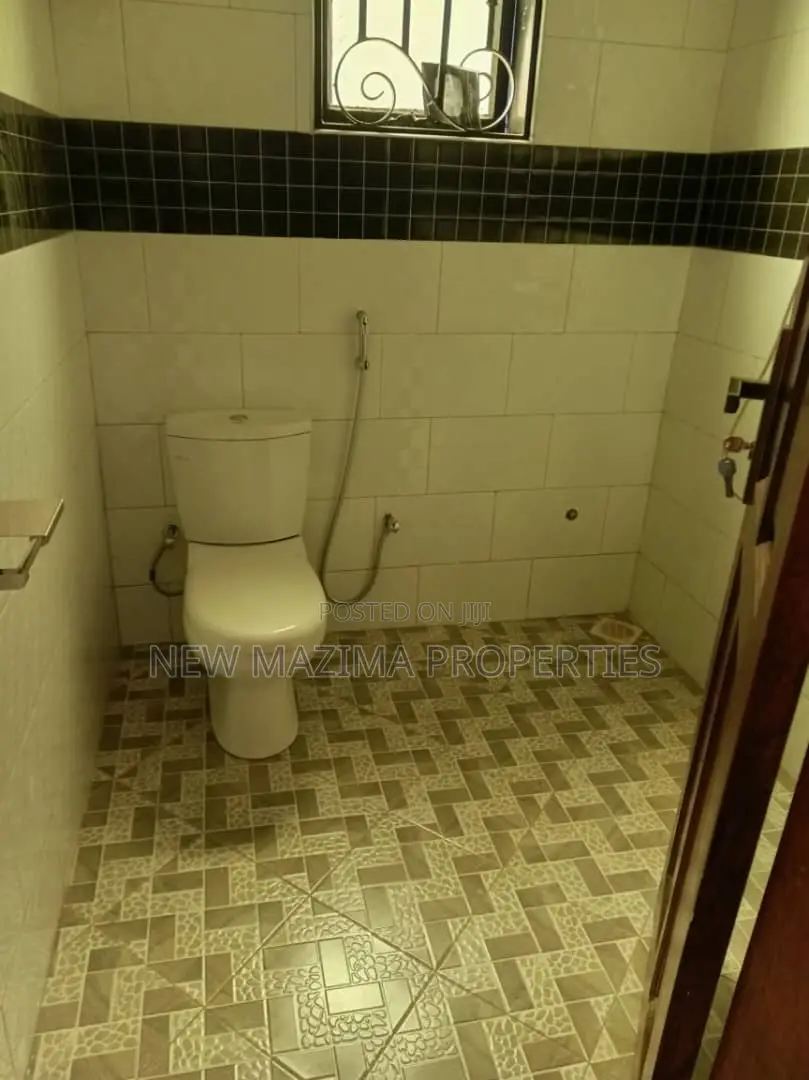 4bdrm Bungalow in Bwebajja Ntebe Rd, Division A for sale