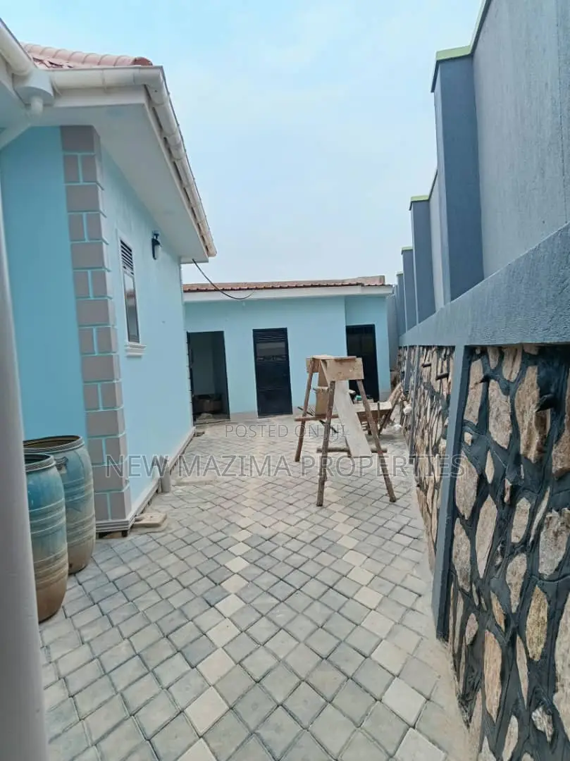4bdrm Bungalow in Bwebajja Ntebe Rd, Division A for sale