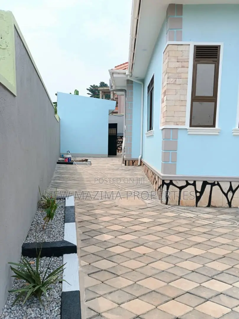 4bdrm Bungalow in Bwebajja Ntebe Rd, Division A for sale
