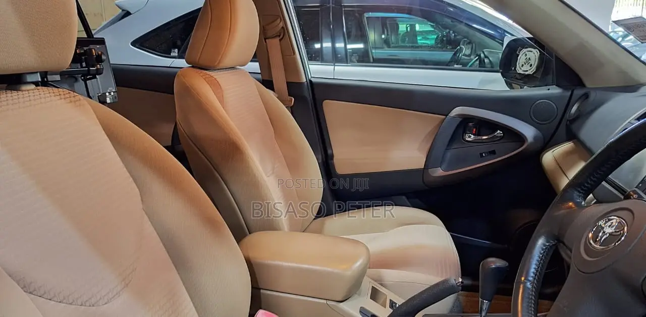 Toyota Vanguard 2011 Silver