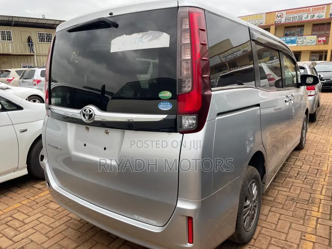 Toyota Noah 2.0 AWD (8 Seater) 2017 Silver