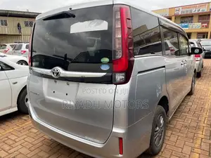 Toyota Noah 2.0 AWD (8 Seater) 2017 Silver