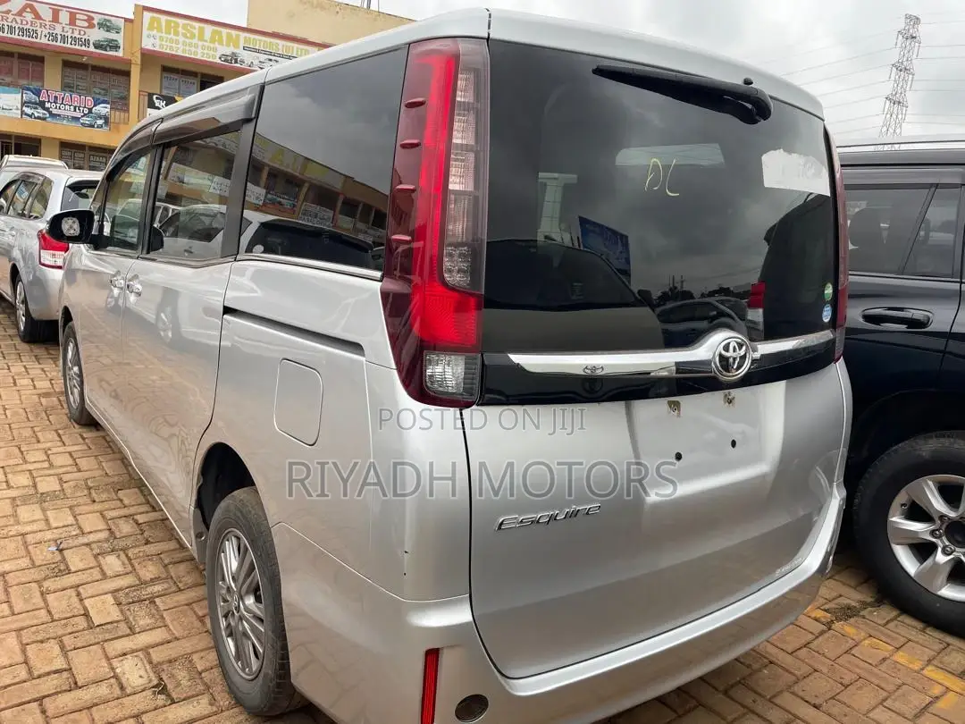 Toyota Noah 2.0 AWD (8 Seater) 2017 Silver
