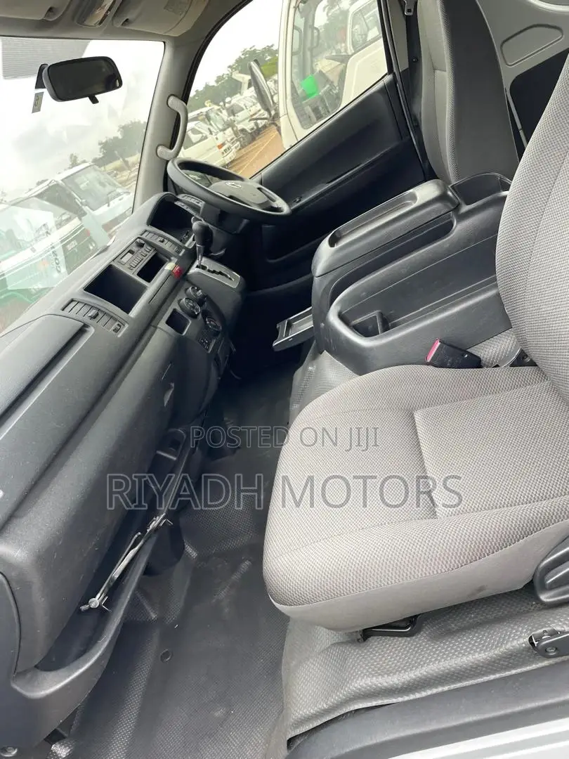 Toyota Grand HiAce 2016 Silver