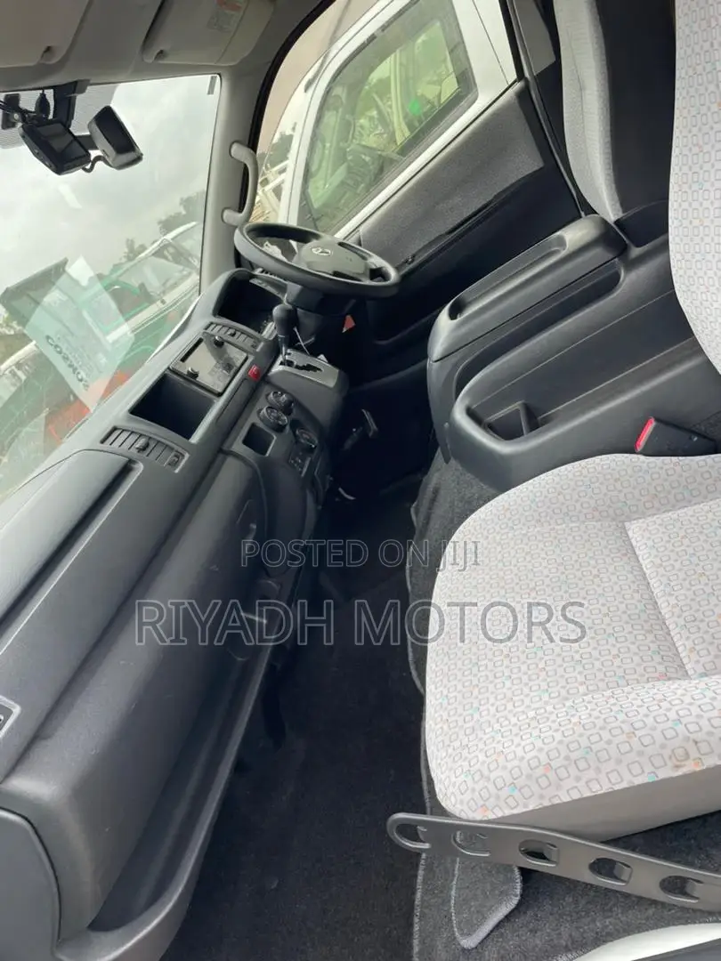 Toyota HiAce 2015 White
