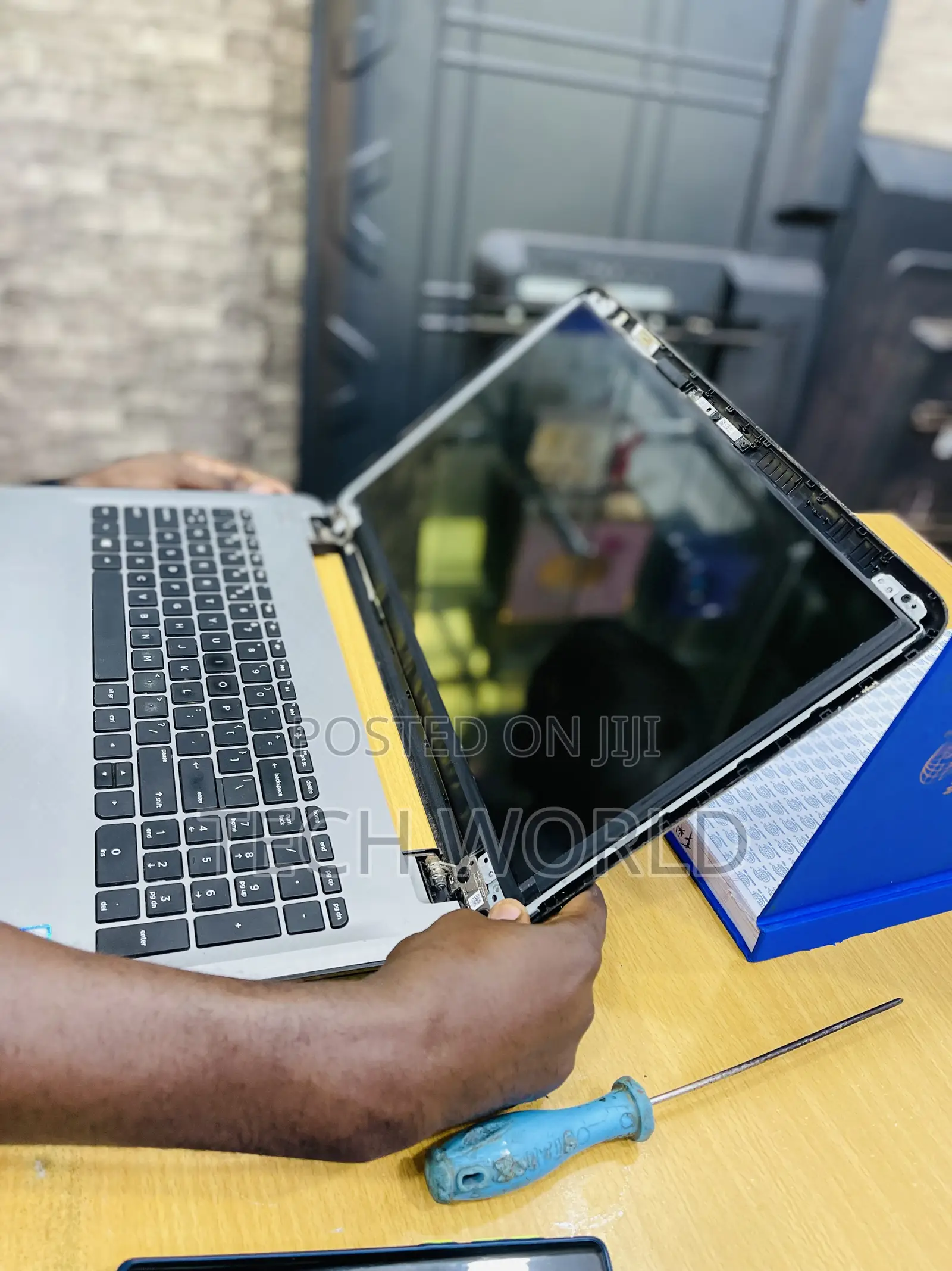 Laptop Screen Replacement. (5) 