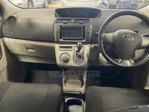 Toyota Passo Sette 1.5 AWD 2012 White