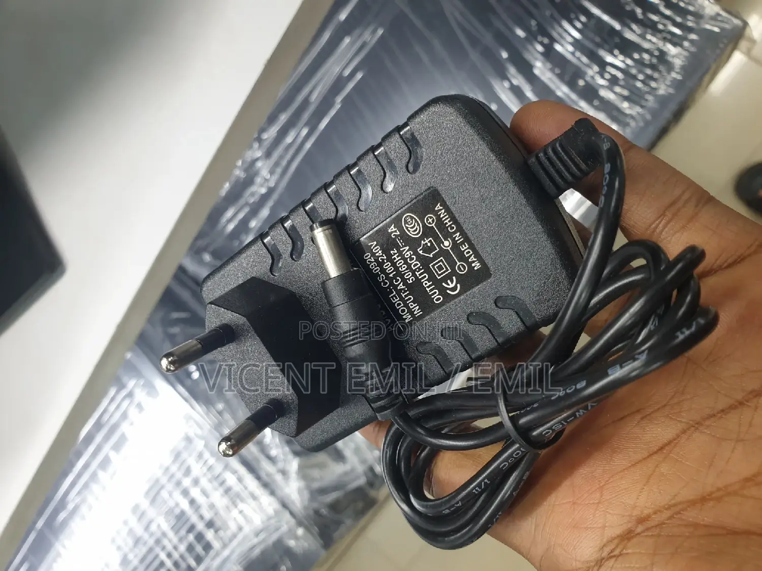 Universal AC Adapter 9V 2A