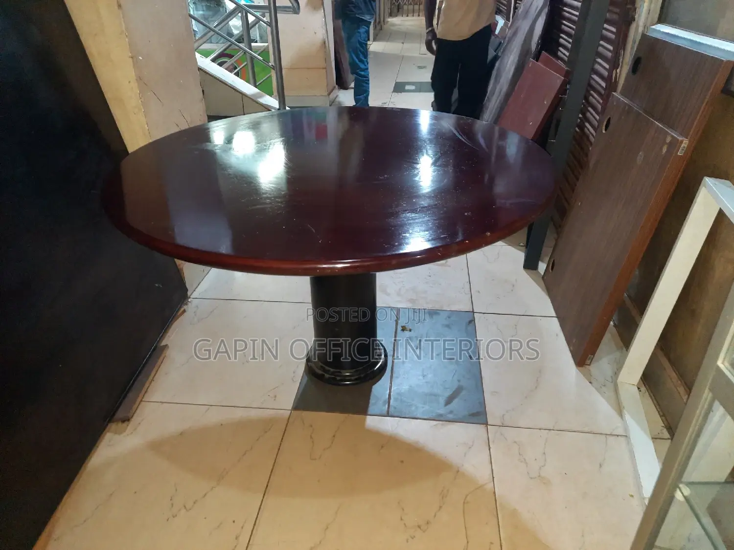 Circular Conference Table, 4 Users
