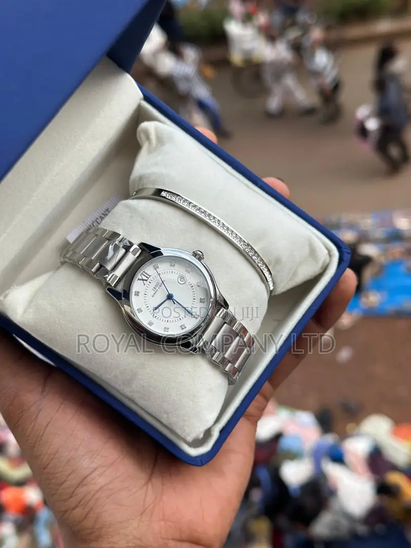 Silver Watch/Classic /Analog With Bracelet