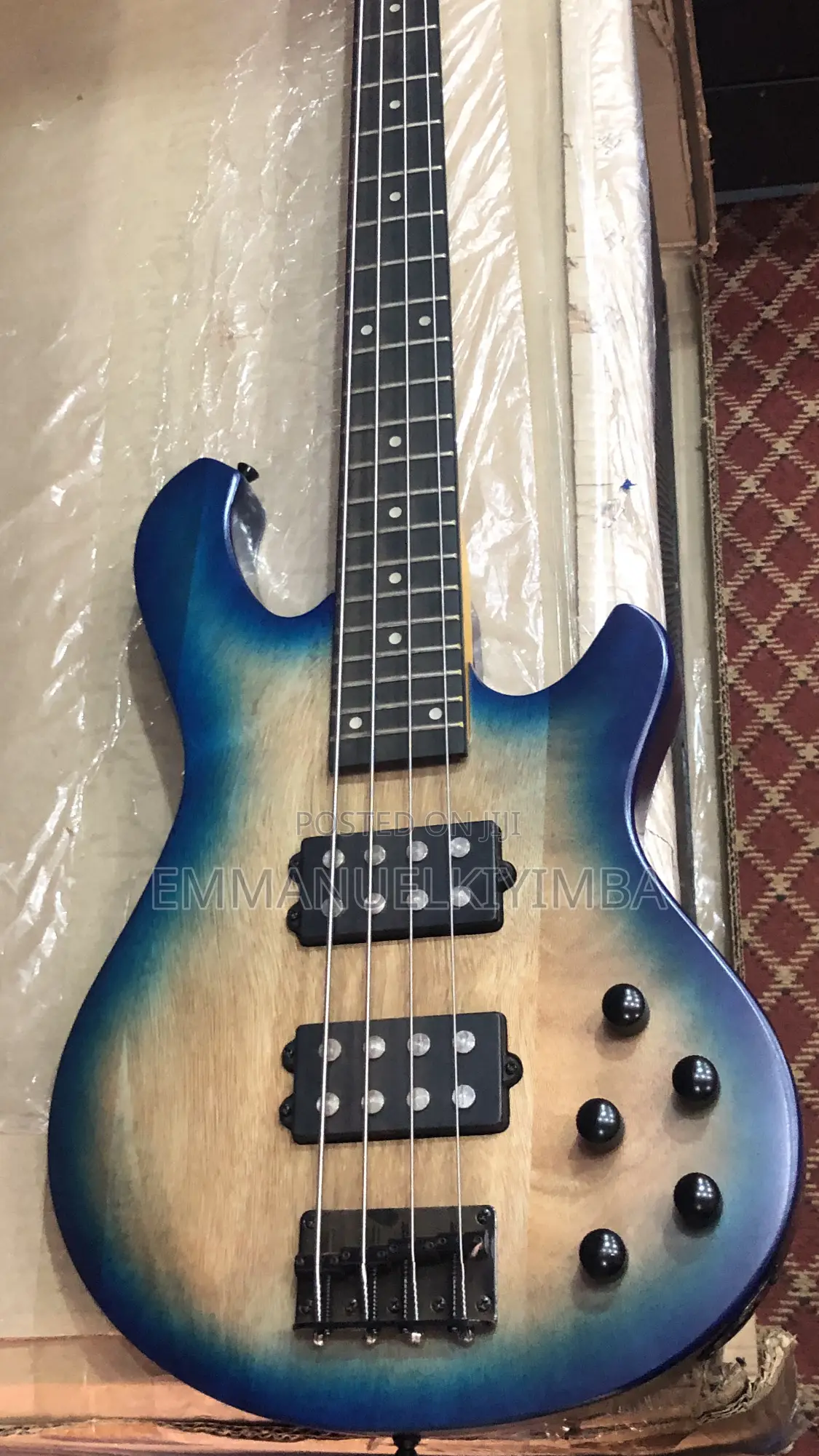 Amplified Ib Base Guitar