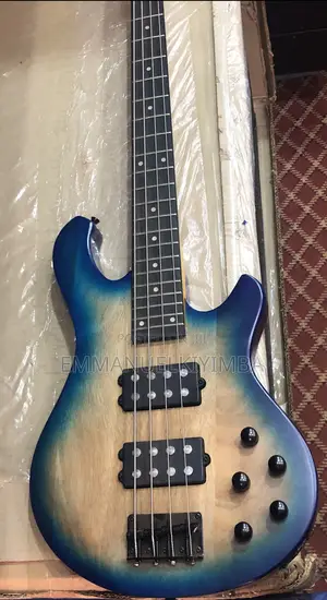 Amplified Ib Base Guitar