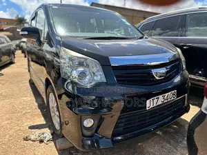 Toyota Noah 2.0 143hp AWD (8 Seater) 2011 Black