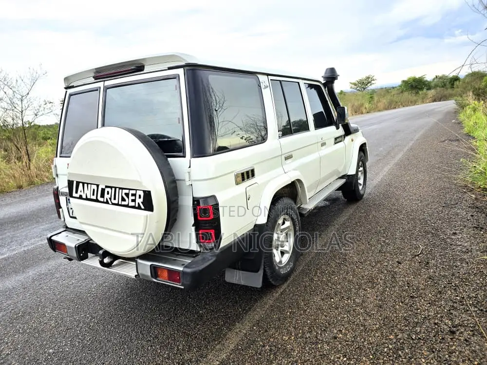 Toyota Land Cruiser 2017 White
