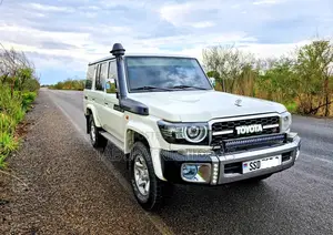 Toyota Land Cruiser 2017 White
