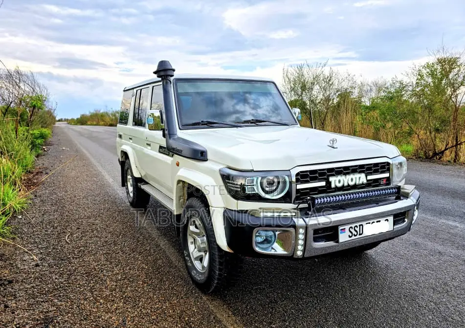 Toyota Land Cruiser 2017 White